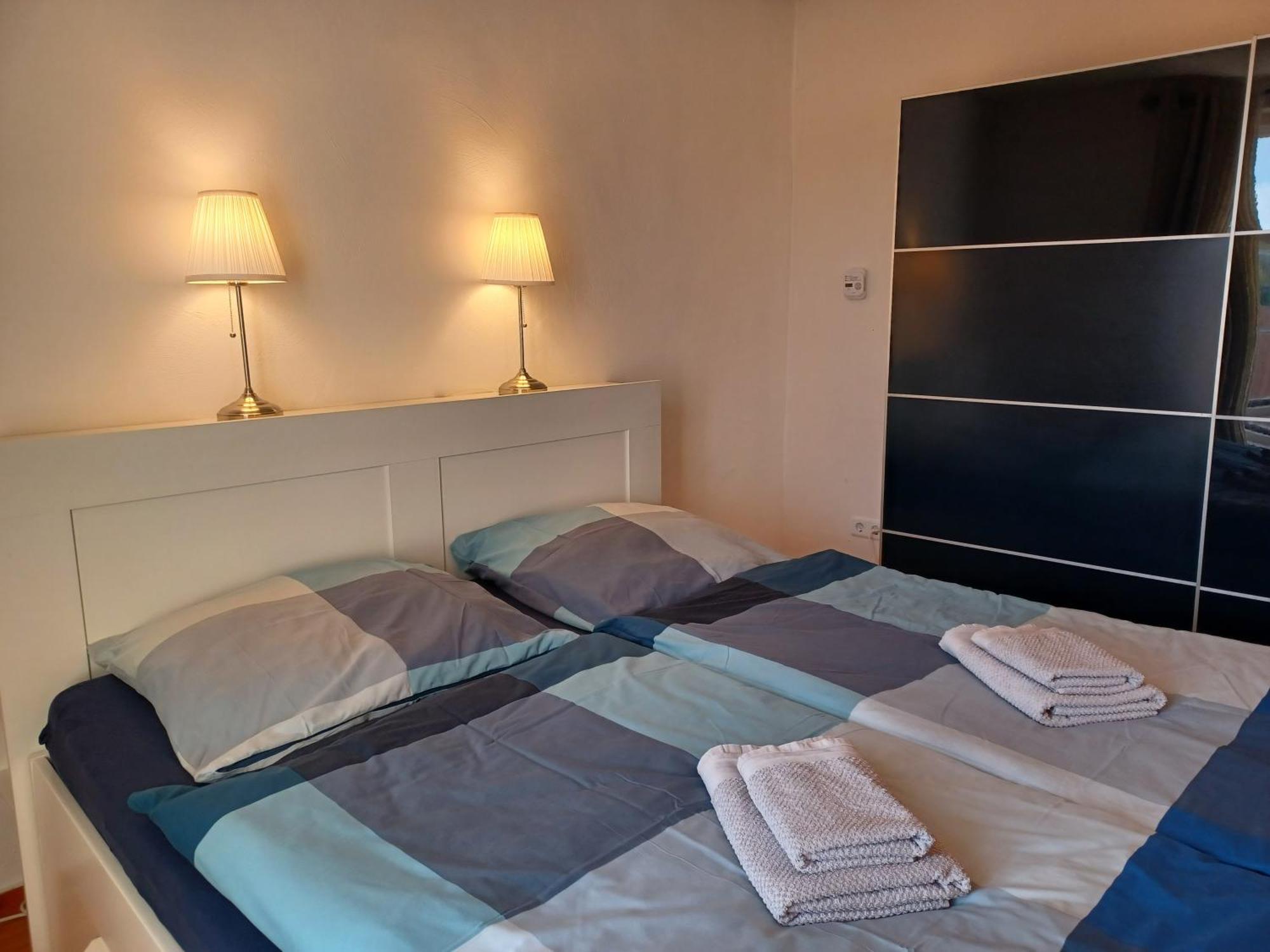 Ehemalige Bibliothek Apartment Fuer 2 Mit Kueche Kamin Netflix Parken Und Hofladen Steinhofel Exterior foto